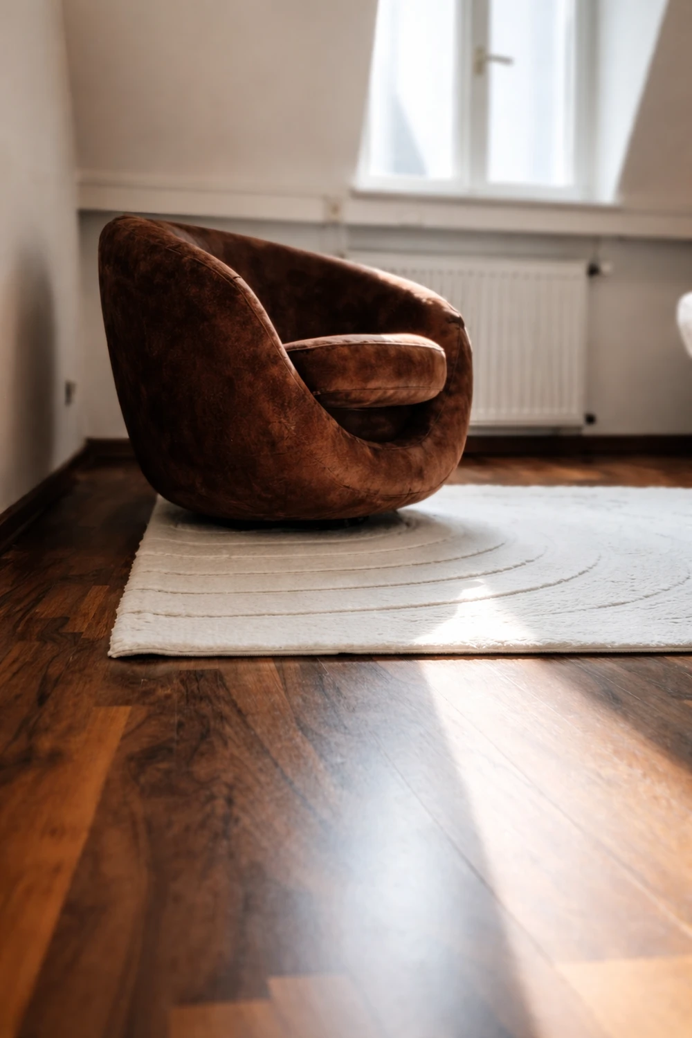 J´ARCADIA´N - Mednarodno nevrokirurško svetovanje - To je sodoben oblazinjen stol ali ležalnik, podoben modelom, ki so na voljo pri lokalnih prodajalcih pohištva, kot sta Keel ali Homelo.